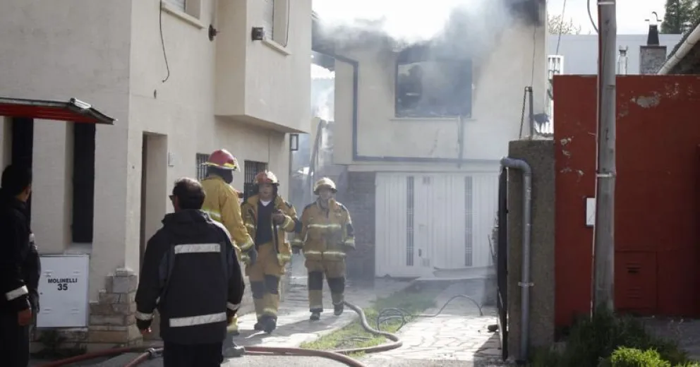 Incendio de magnitud en una casa del Ñireco