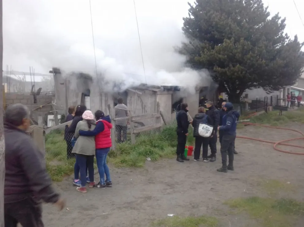 Un hombre murió al incendiarse su vivienda en John O'connor y Mascardi