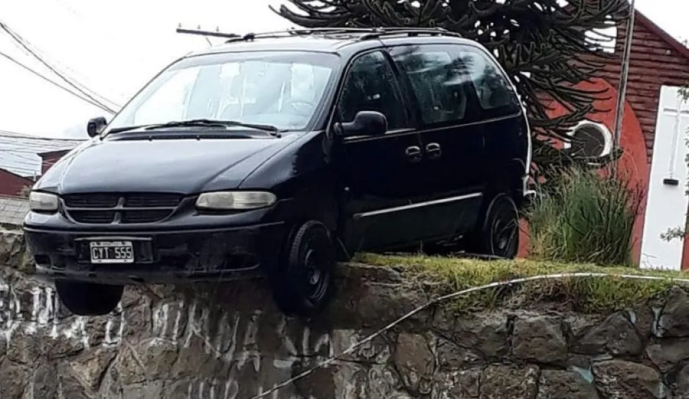 Un auto apareció colgando en la Iglesia Santo Cristo