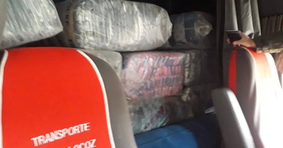 Gendarmes detuvieron un camión chileno por contrabando de medias