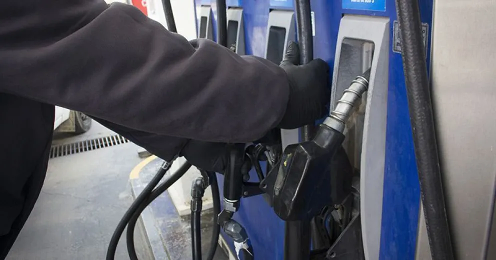 Legislador de Cambiemos pide “regular” los combustibles como en el kirchnerismo