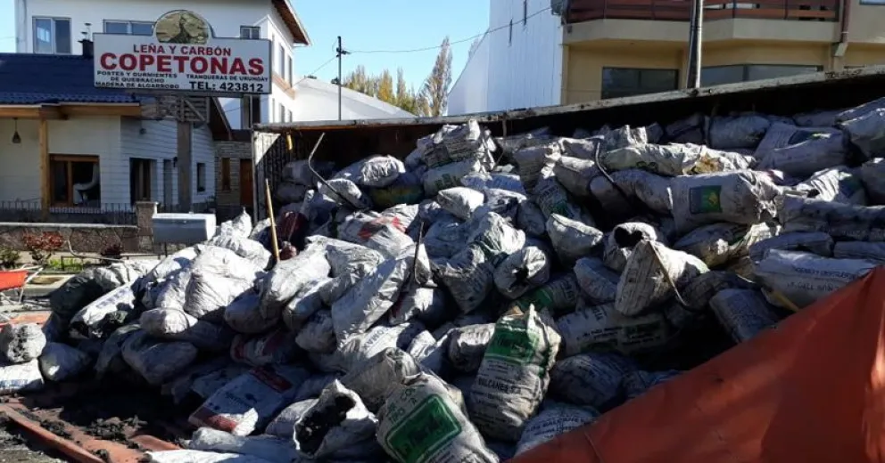 Acoplado con carbón volcó en 12 de octubre