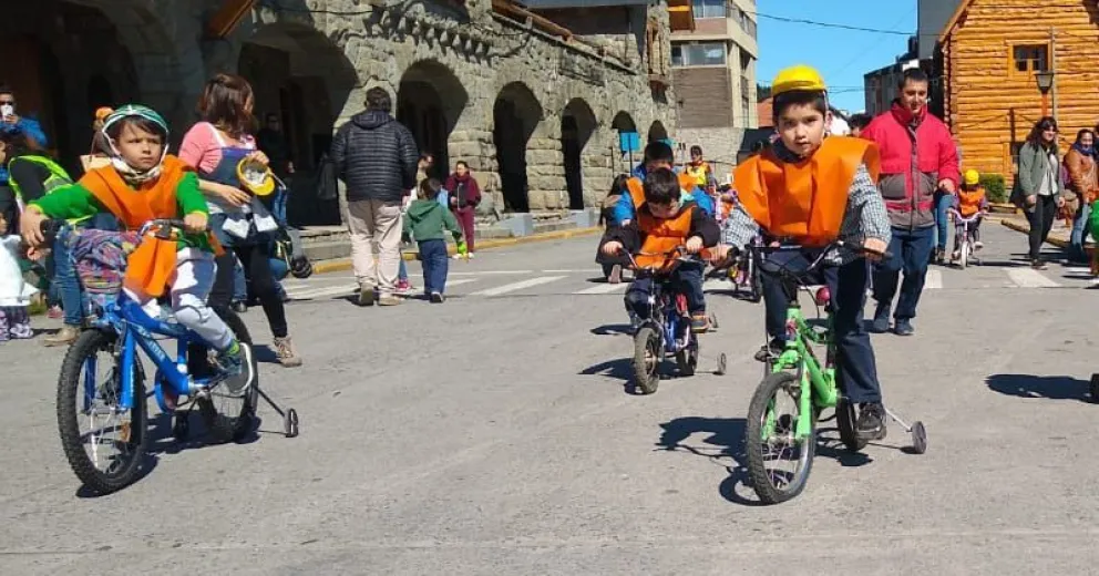 Estudiantes de la escuela 16 aprenden y enseñan sobre educación vial