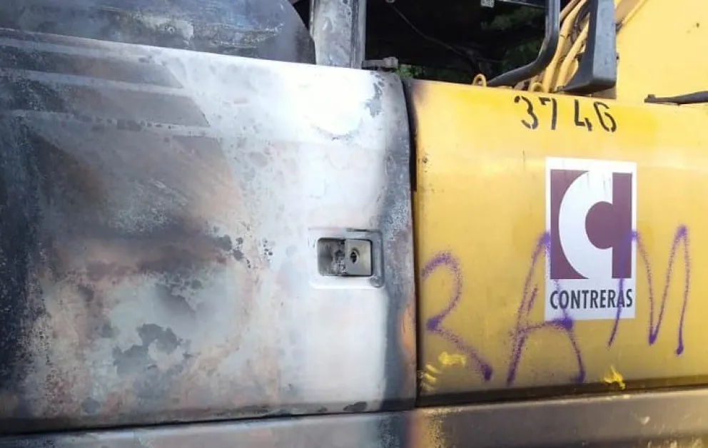 Incendiaron una máquina y dejaron inscripciones de la RAM