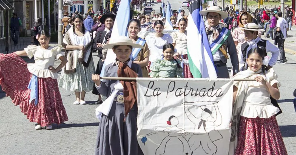 Agrupaciones gauchas celebraron el Día de la Tradición con un desfile por calle Onelli