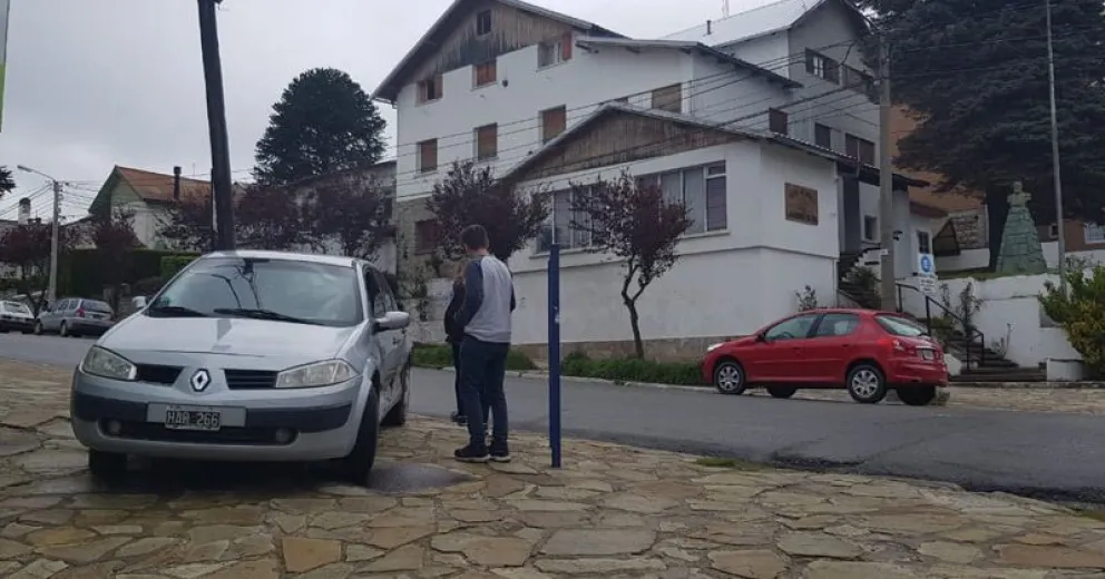 Entró a una esquina sin mirar y provocó violento choque