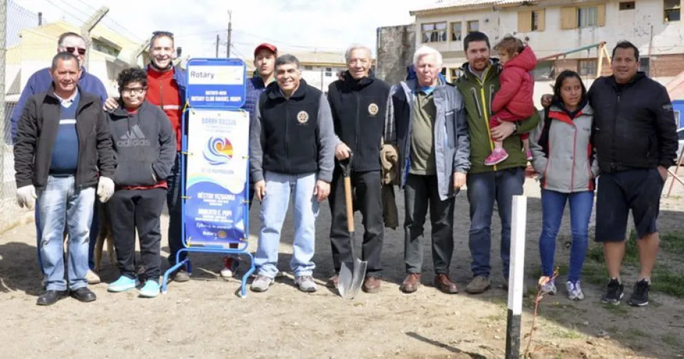 Plantaron 40 árboles frente a la escuela 320