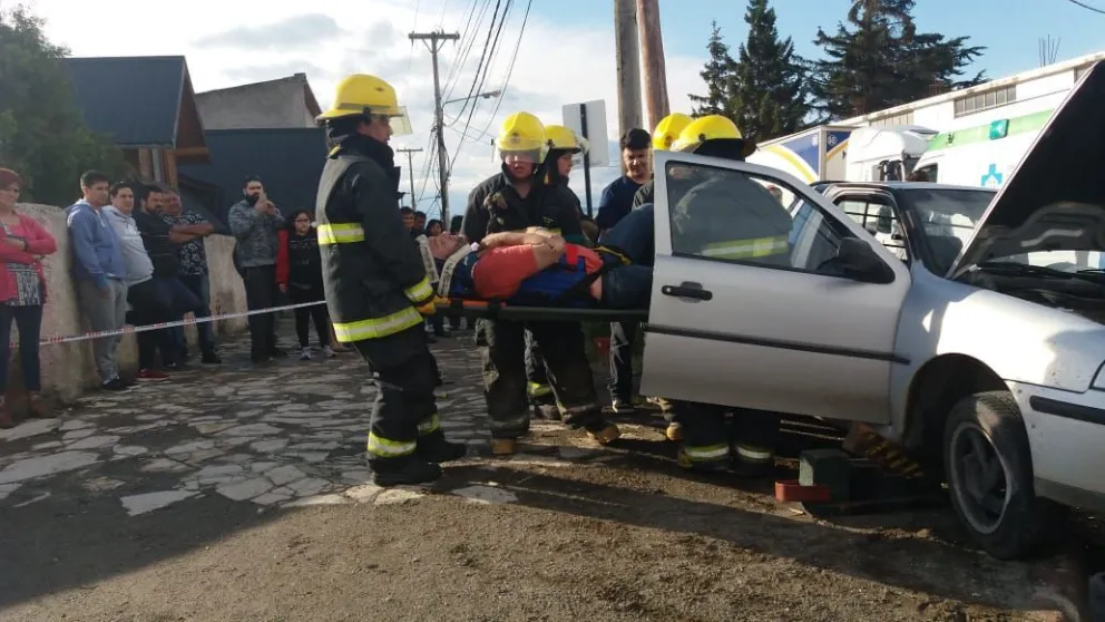 Se produjo una fuerte colisión y uno de los heridos quedó atrapado dentro del vehículo