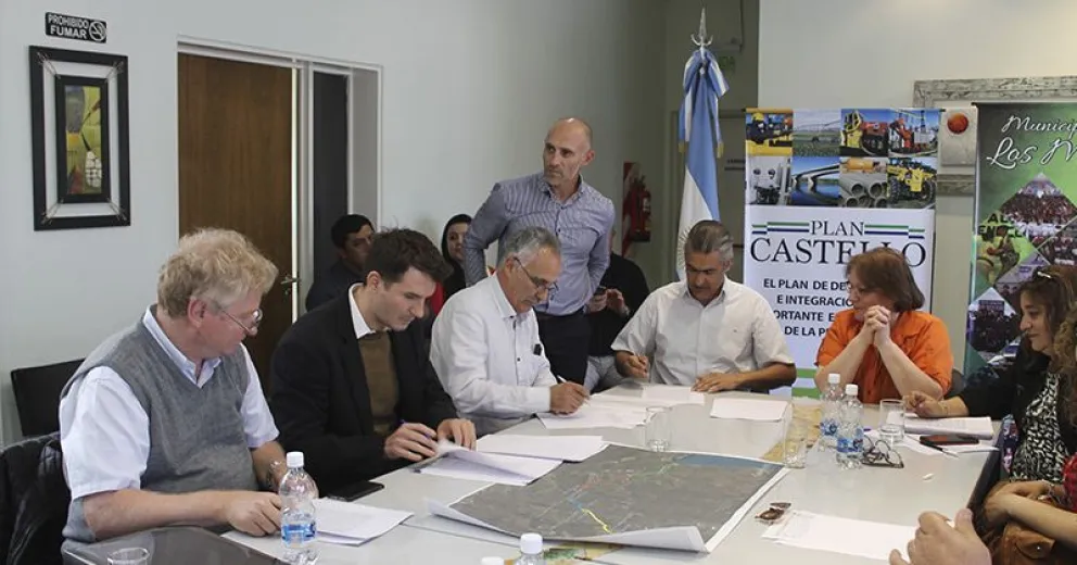 Plan Castello: Se firmaron contratos de obras millonarias para el desarrollo de la Región Sur