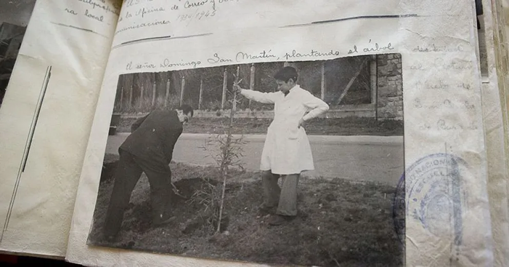 Libro de la historia de la escuela 16, una joya para el Museo de la Patagonia