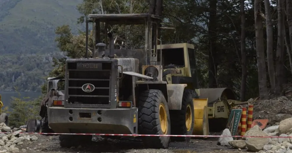 Incendiaron máquinas viales y dejaron inscripciones mapuches