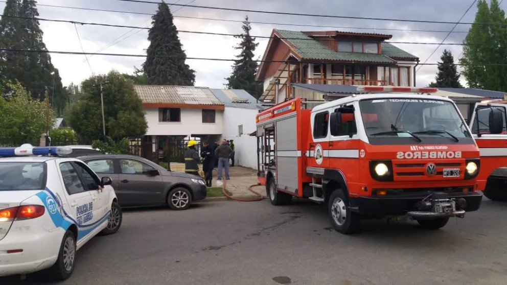 Se incendió un auto dentro de un garaje