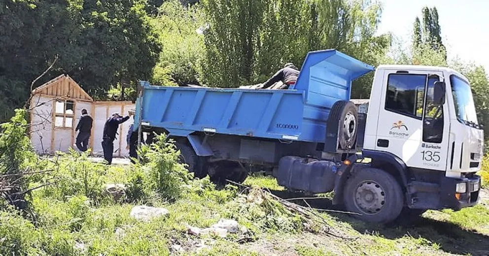 Desalojaron ocupaciones en la barda del Ñireco