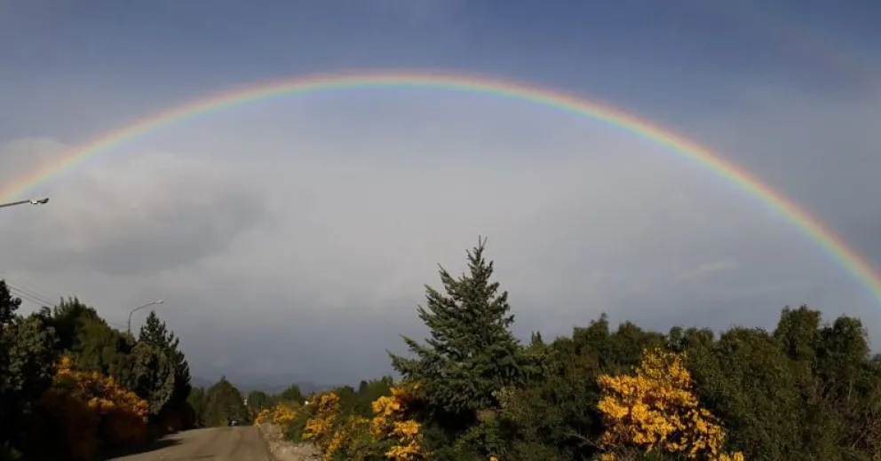 Impresionante arcoíris sobre Bariloche