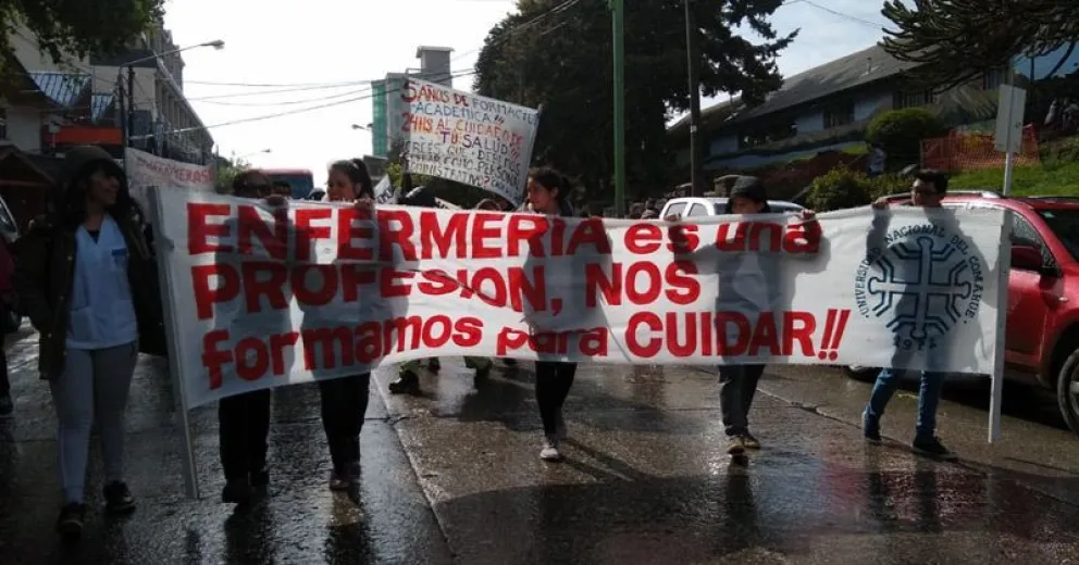 Enfermeros y enfermeras movilizaron contra ley que quiere tratarlos como administrativos