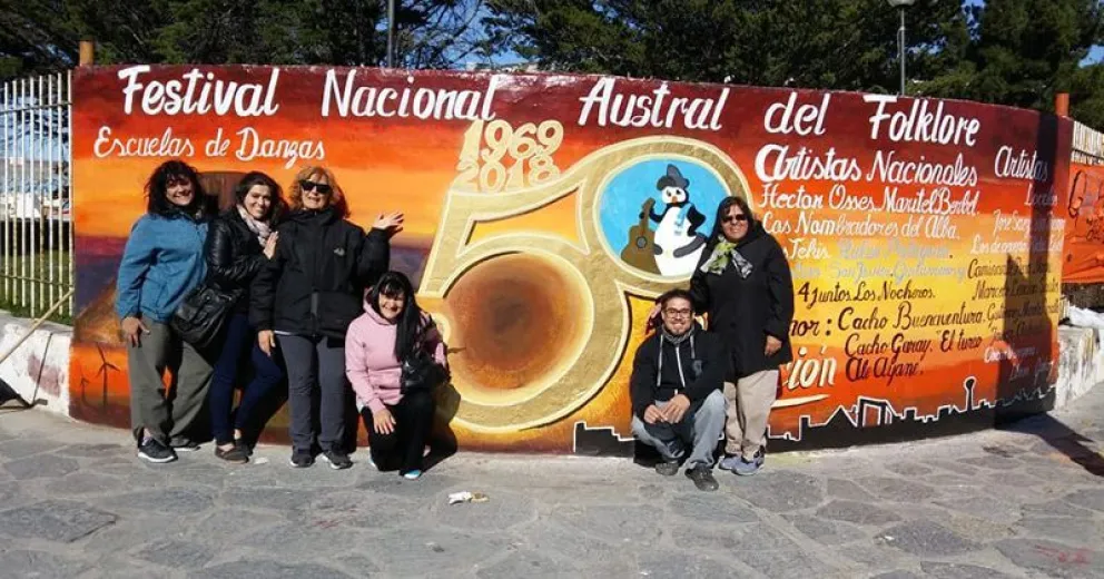 La escuela de folklore Irupé nos representó en Pico Truncado y se trajo el tercer premio