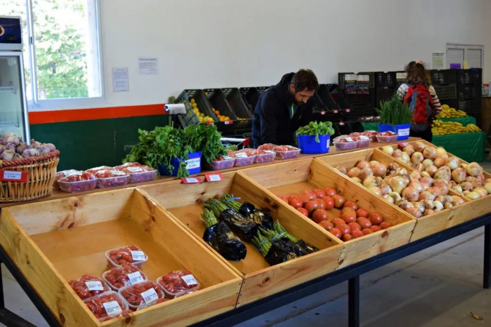 Llegó el camión al Mercado Comunitario     
