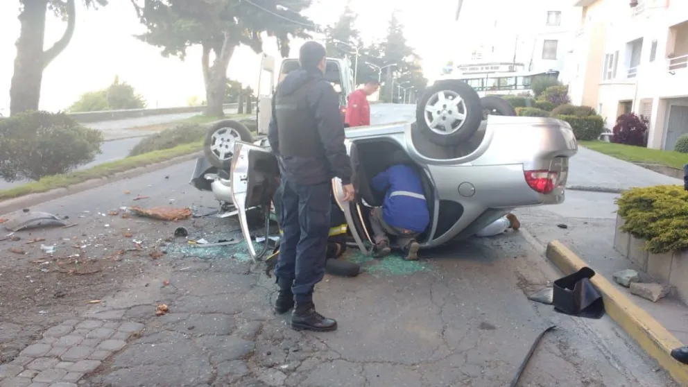 Un herido en un vuelco sobre la costanera