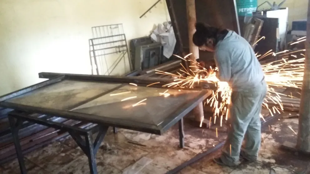 Pibas y pibes del San José Obrero aprenden a trabajar trabajando