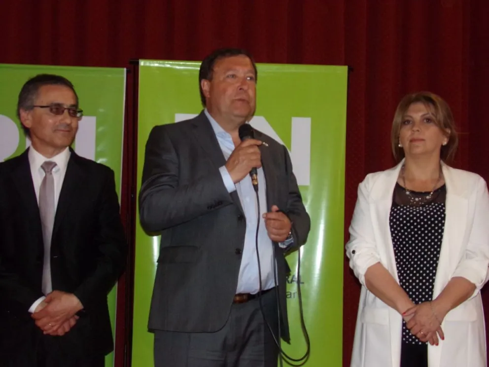 Weretilneck entregó subsidios a 37 instituciones de Dina Huapi