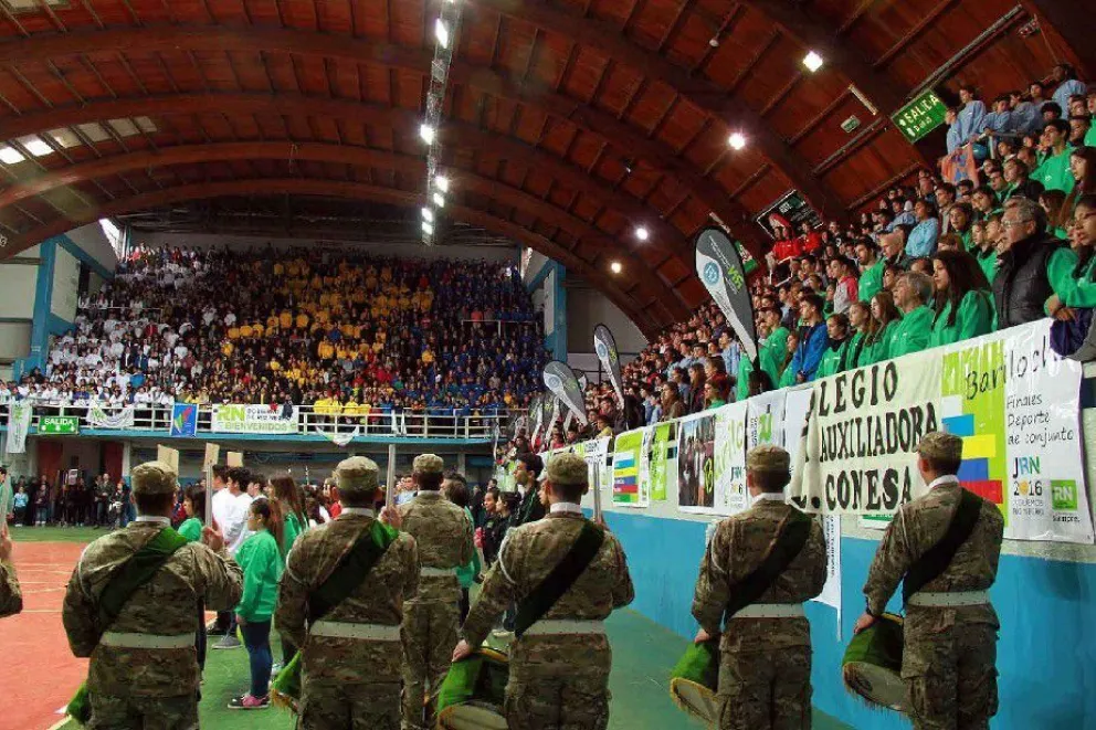 Miles de jóvenes llegan a Bariloche para disfrutar de los Juegos de Río Negro  