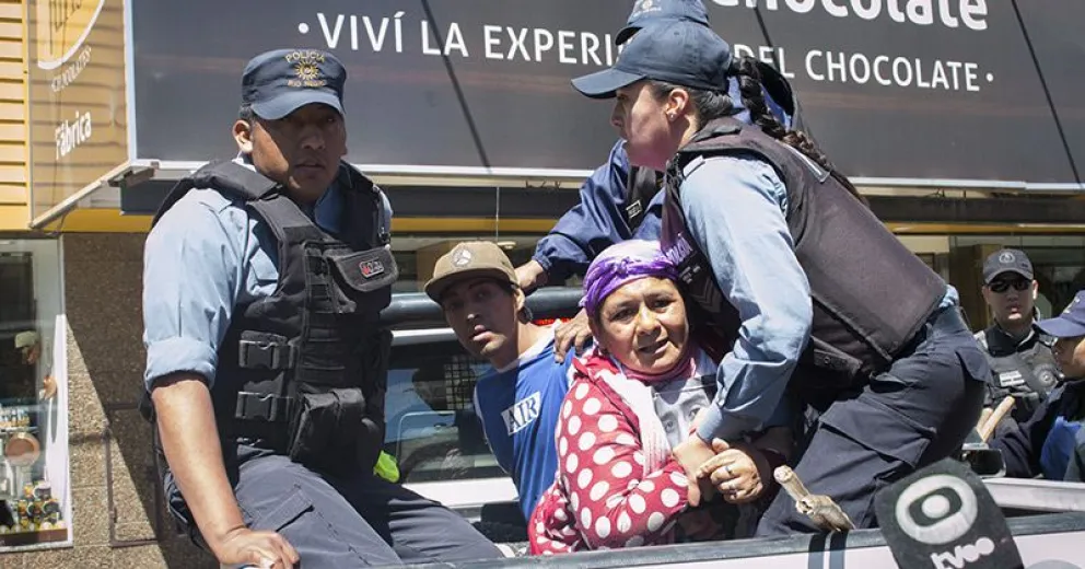 La marcha matutina por Rafael Nahuel finalizó con incidentes y detenciones