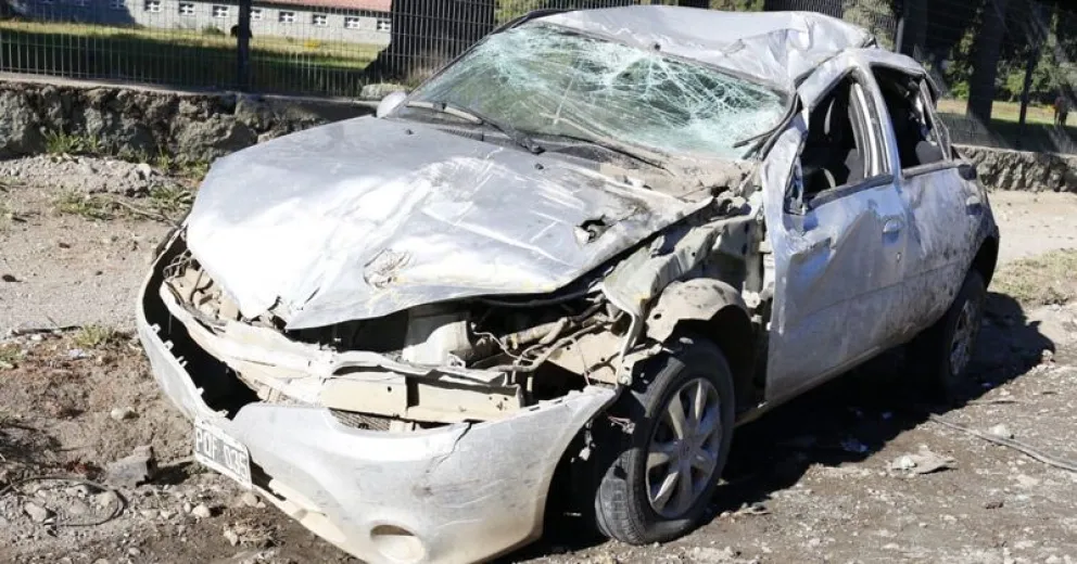 Conductor borracho mordió la banquina y terminó volcando