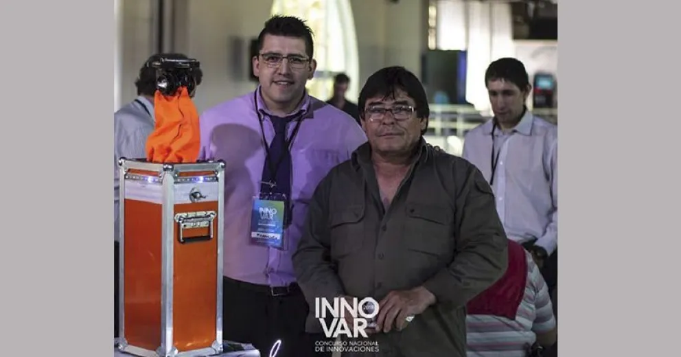 Dos inventores barilochenses lograron diseñar una baliza con inteligencia extrema