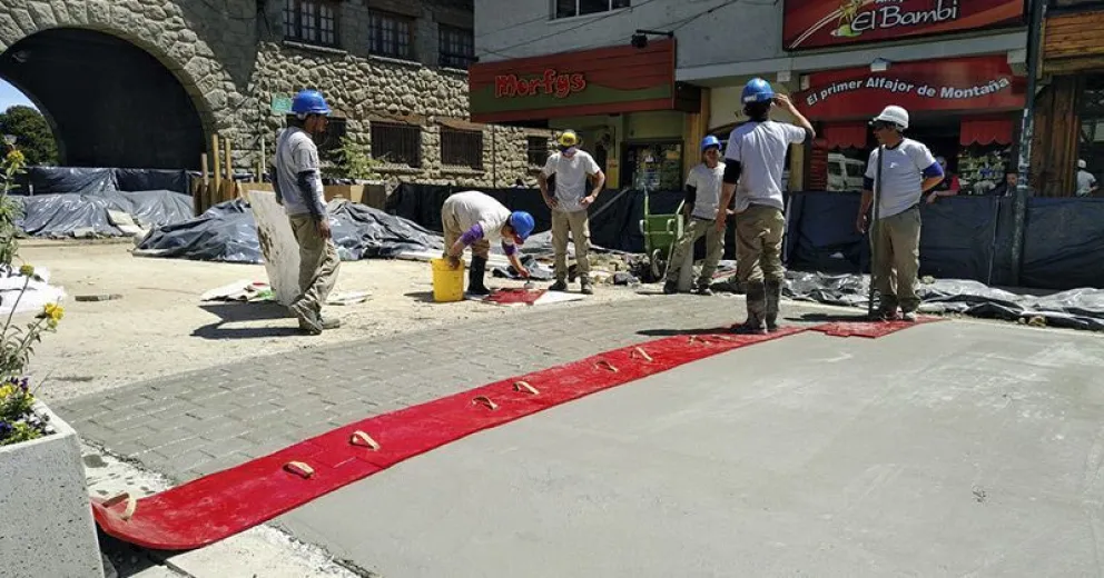 El asfalto de calle Mitre comienza a tomar forma