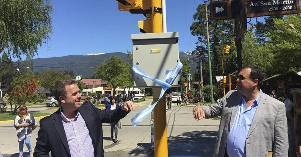 Weretilneck y Pogliano inauguraron los primeros semáforos en El Bolsón