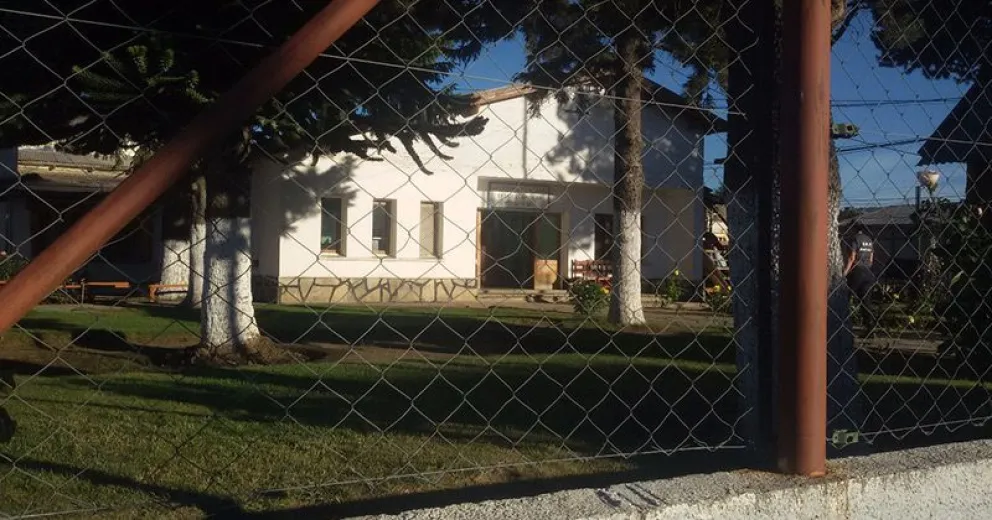 Quisieron sustraer un equipo de comunicaciones de un móvil policial y fueron detenidos
