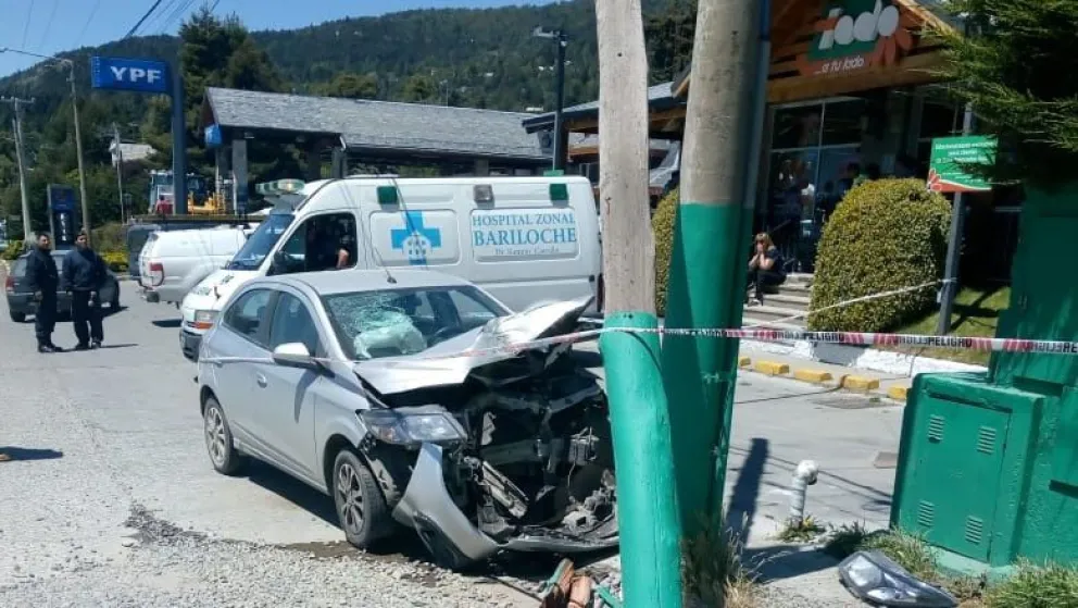 Un joven se estrelló contra un poste en Bustillo
