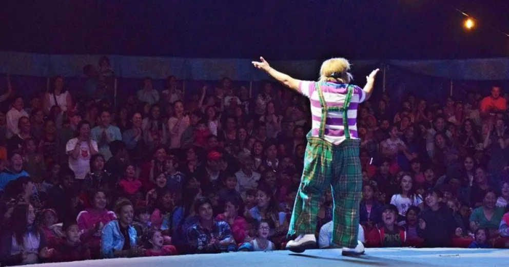 El circo ofreció una función especial para los niños de Bariloche
