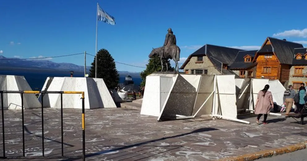 Arman el árbol de Navidad en el Centro Cívico y anunciaron actividades en los gimnasios municipales