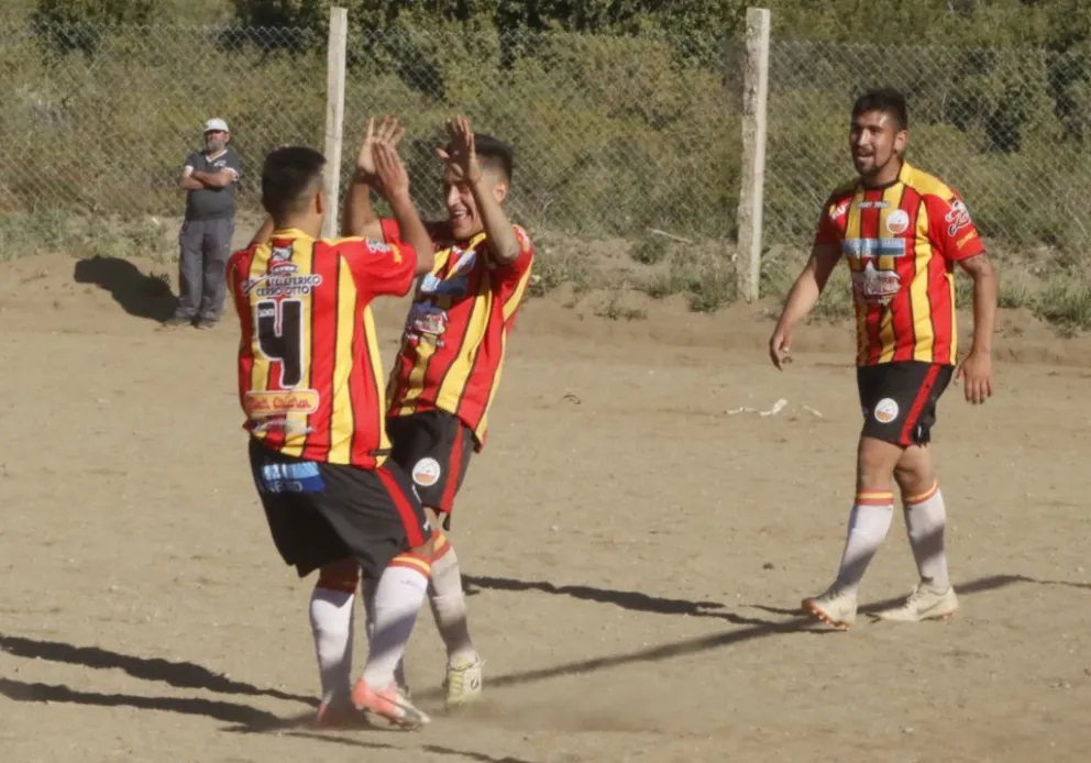 Cruz del Sur fue un festival de goles y estiró su ventaja en la punta