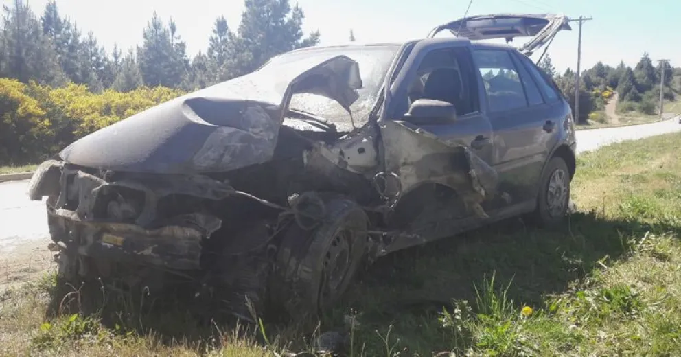Joven conductora chocó contra un poste y volcó