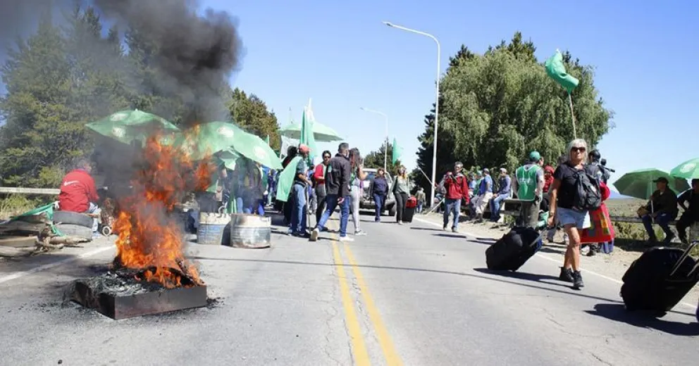 ATE bloquea la ruta de acceso al aeropuerto de Bariloche