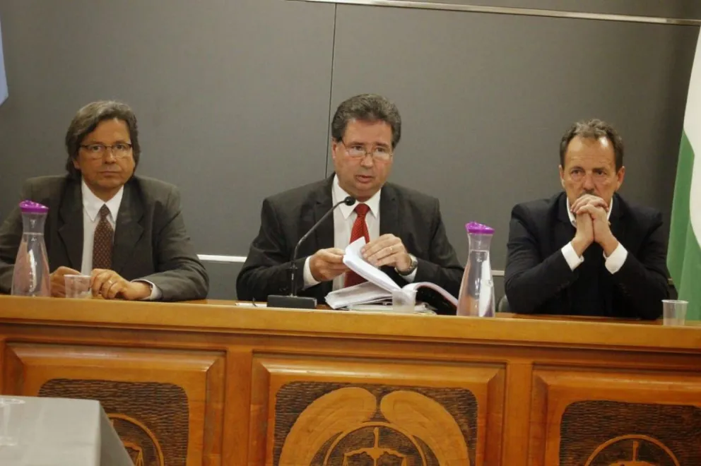 Tres jefes y tres empleados policiales condenados a cuatro años de prisión