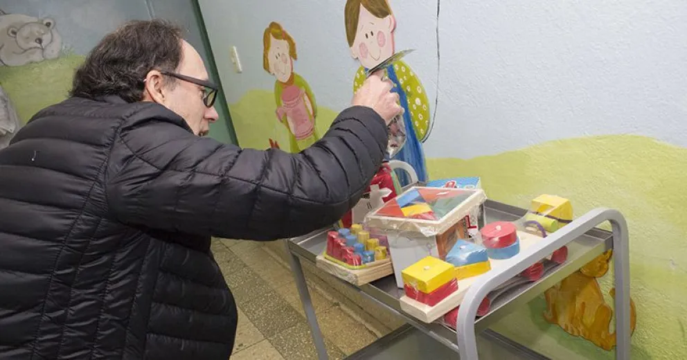Pez al Revés y el Rotary Club Bariloche donaron juguetes a sala de Pediatría