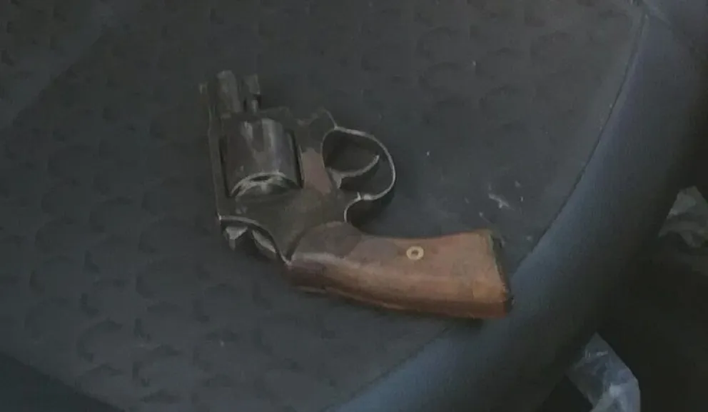 Apresaron a dos hombres que tenían un arma de fuego en su vehículo