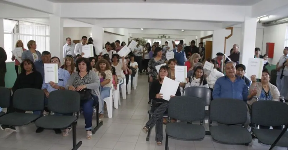 Vecinos de Bariloche recibieron las escrituras de sus viviendas sociales