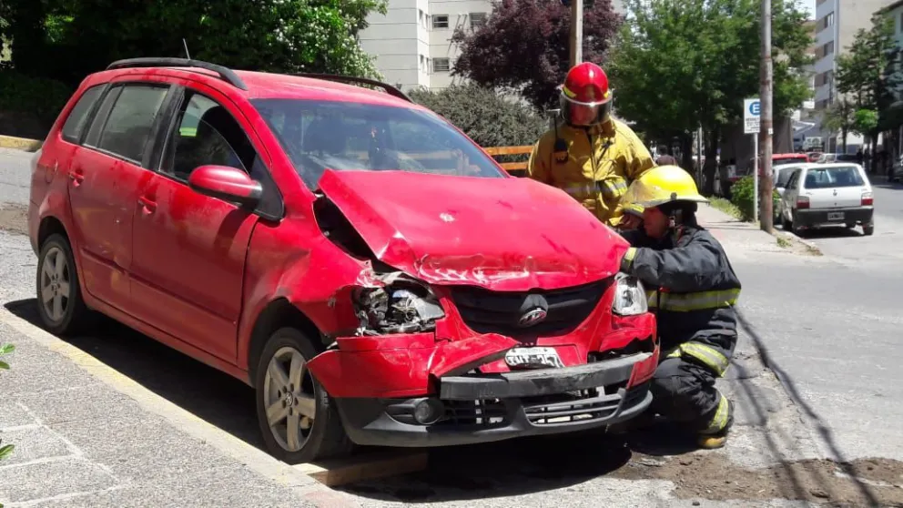 Dos vehículos chocaron de manera frontal en Moreno y Rolando