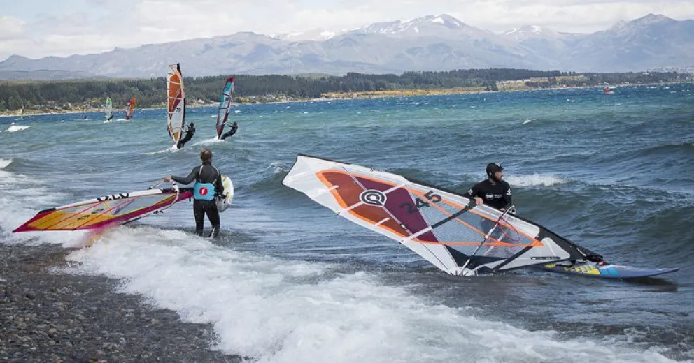El lago Nahuel Huapi recibió al Tour Argentino de Windsurf