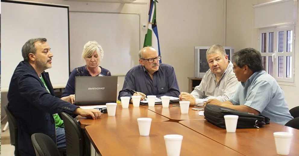 El Gobierno propuso un bono anual de $7.000 y aumento del 15% para los estatales   
