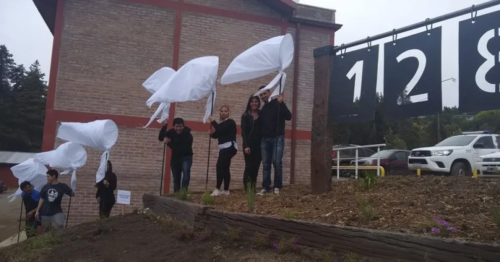 Estudiantes con los pañuelos blancos característicos de las Madres de Plaza de Mayo y el contador.