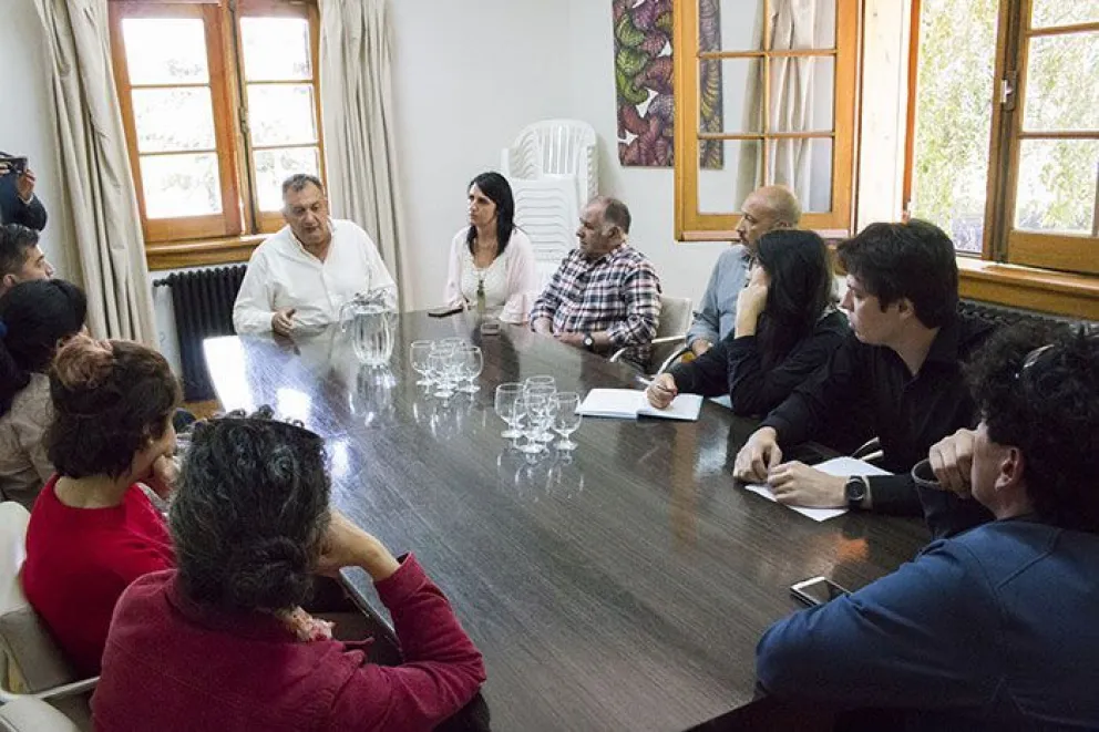 El intendente se  reunió con vecinos esta tarde. 