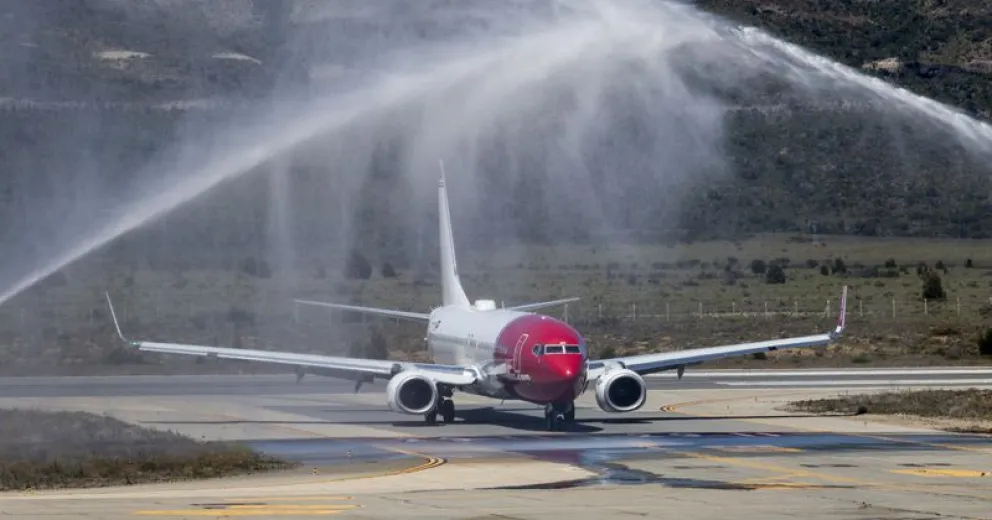 El momento del bautismo a la llegada del primer vuelo.