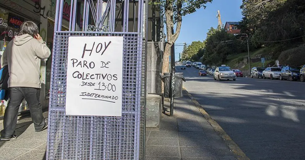 No hubo colectivos desde el mediodía y la situación continuaba durante la noche. 