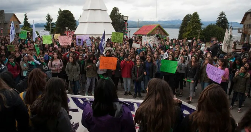 Jóvenes marcharon por las calles luego de una ola de denuncias de abusos sexuales