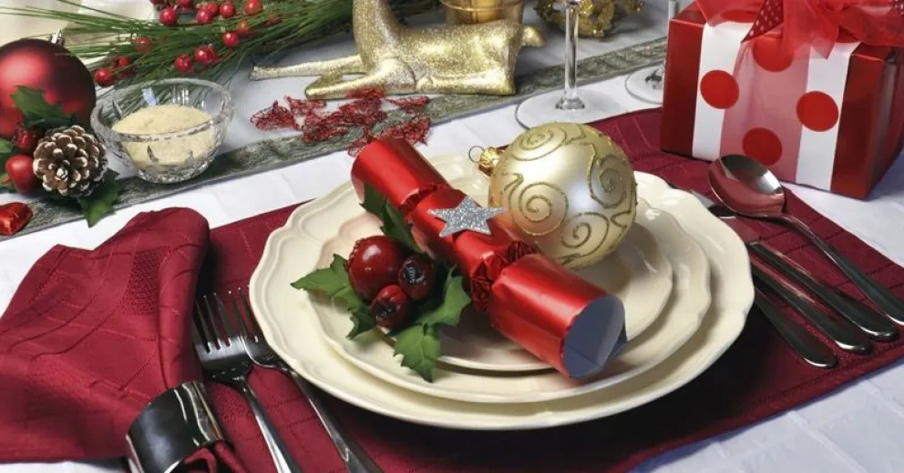 La decoración en la mesa de Nochebuena y Navidad